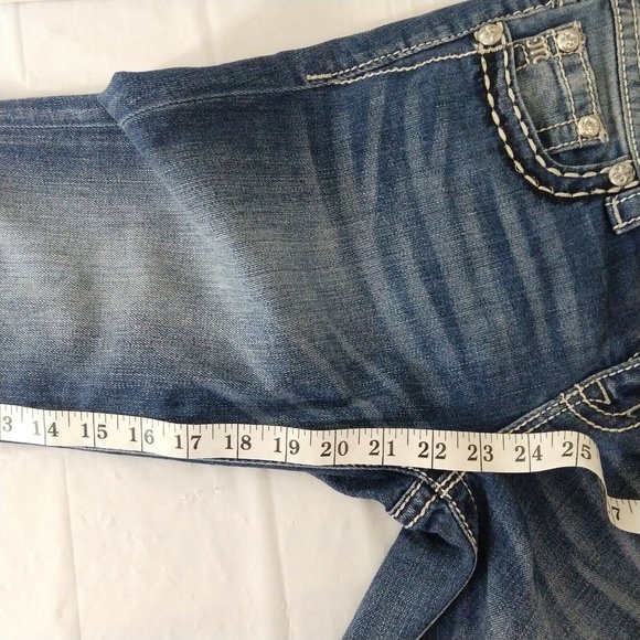 Miss Me Mid Rise Cuffed Capri Jeans Medium Wash Whiskering through Thighs 29"X22 - Picture 9 of 9
